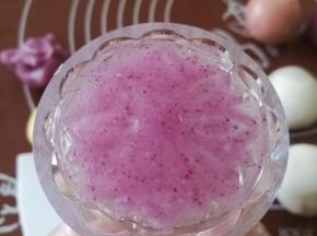 .取一点有颜色的面团，压入花片的花纹里，我没有对模具撒粉或涂油。