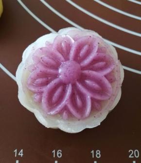 压出月饼形状，饼皮月饼就做好了。