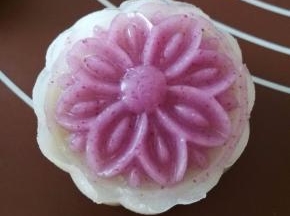 压出月饼形状，饼皮月饼就做好了。