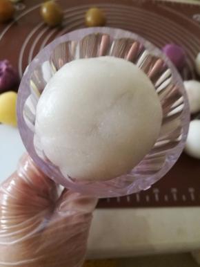 将包好的月饼团放入月饼桶中。