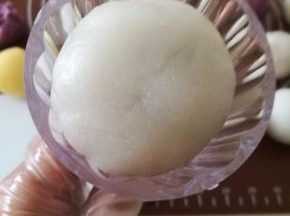 将包好的月饼团放入月饼桶中。