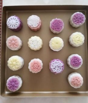 最后剩的彩色面团可以包馅，用白色面团装饰，这个配方总共做出了14个饼皮月饼。
饼皮月饼冷藏后食用更佳哦。