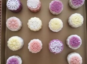 最后剩的彩色面团可以包馅，用白色面团装饰，这个配方总共做出了14个饼皮月饼。
饼皮月饼冷藏后食用更佳哦。