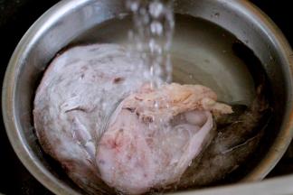 去掉多余的内脏、用清水冲洗干净、但是安康鱼的鱼肝和鱼肚要保留哟、那可是超级好吃、而且营养价值非常丰富