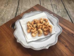 用厨房用纸吸一下油，放到凉透了备用。