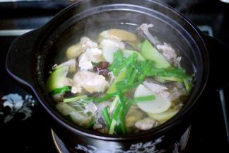 关火、淋上芝麻油调味即可