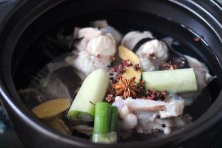 再放入葱段和姜片、加入适量清水