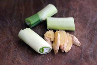 葱切段、姜切片