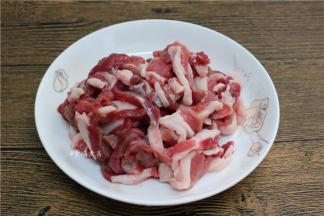 羊肉用清水浸泡一两遍，洗净沥干水、切成薄片或条状，切法随意