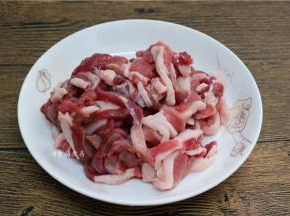 羊肉用清水浸泡一两遍，洗净沥干水、切成薄片或条状，切法随意