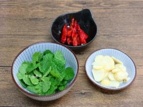 薄荷嫩叶洗净、辣椒洗净剪去头尾、蒜头去皮切片