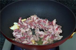 倒入羊肉，保持大火快速煸出油脂