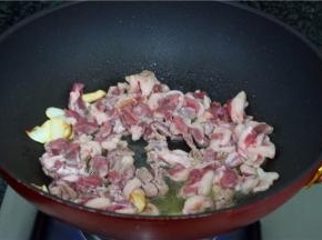 倒入羊肉，保持大火快速煸出油脂
