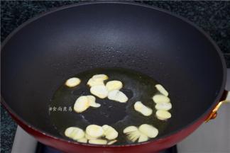 热锅，倒入食用油，下蒜片爆香