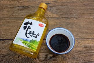 备好花椒油、白糖和酱油混合盛起