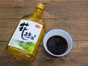 备好花椒油、白糖和酱油混合盛起