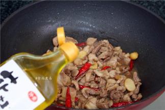 调入花椒油，翻炒均匀