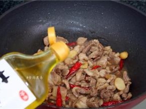 调入花椒油，翻炒均匀