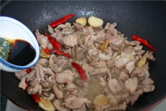 调入酱油，白糖，继续翻炒