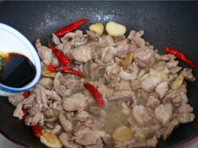 调入酱油，白糖，继续翻炒