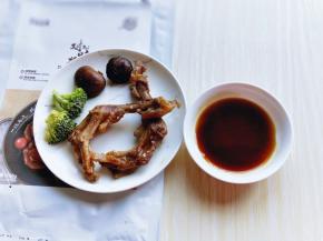 取两只鸭掌，蚝油放一点清水调开。