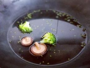 西蓝花，香菇焯水。