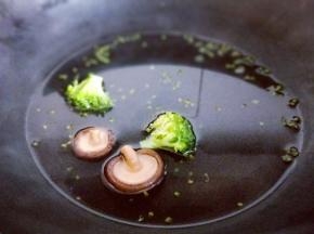 西蓝花，香菇焯水。