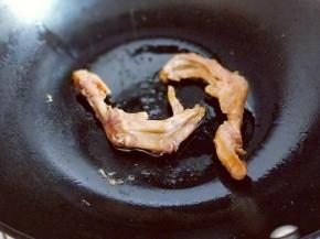 起油锅，加入鸭掌煸炒。
