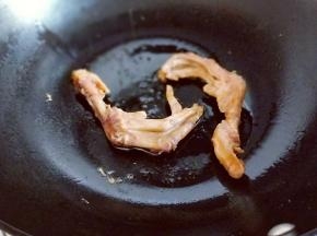 起油锅，加入鸭掌煸炒。