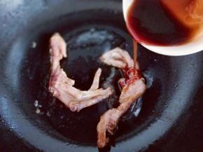 加入调好的蚝油。