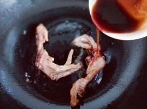 加入调好的蚝油。