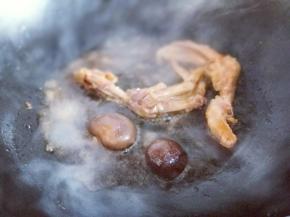 加入少量清水，加入香菇，小火5分钟即可出锅。