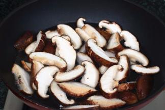 烧开适量水，倒入香菇焯煮片刻