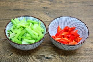 芹菜和辣椒洗净，芹菜切段，辣椒切片