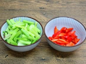 芹菜和辣椒洗净，芹菜切段，辣椒切片