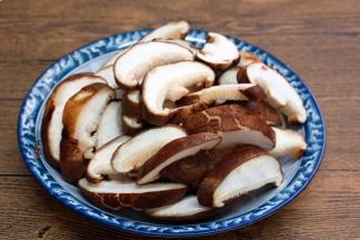 香菇洗净后切片