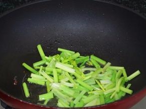 热锅，倒入食用油，下芹菜段炒香