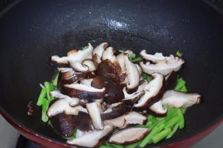 倒入香菇片翻炒均匀