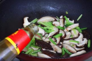 调入蚝油、少许盐