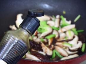 倒入少许酱油