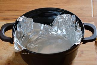原味珐琅电炖锅内抹干水分，再铺上一层锡纸