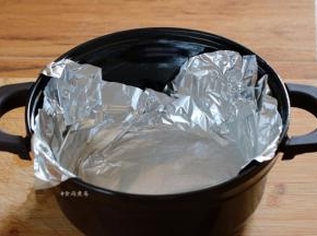 原味珐琅电炖锅内抹干水分，再铺上一层锡纸