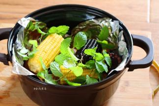 洗净的薄荷放在上面