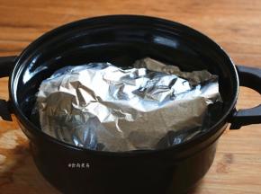 四边的锡纸向内收拢，包起