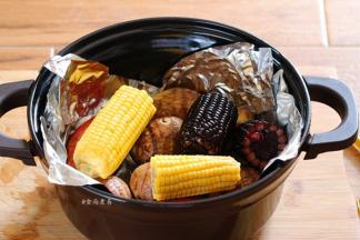 将食材放进锅里