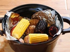 将食材放进锅里