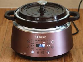 遮上锅盖，接通电源，选择干焗烹调模式，如果食材多，烹调时间可以自由设置，我选择了2小时，干焗出来的红薯口感刚刚好。