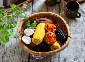 如果红薯的个头太大，可以切块后再烹调，这样可以节省干焗的时间。