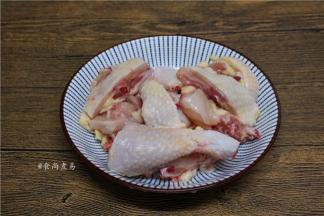 鸡肉洗净斩块备用