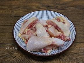 鸡肉洗净斩块备用